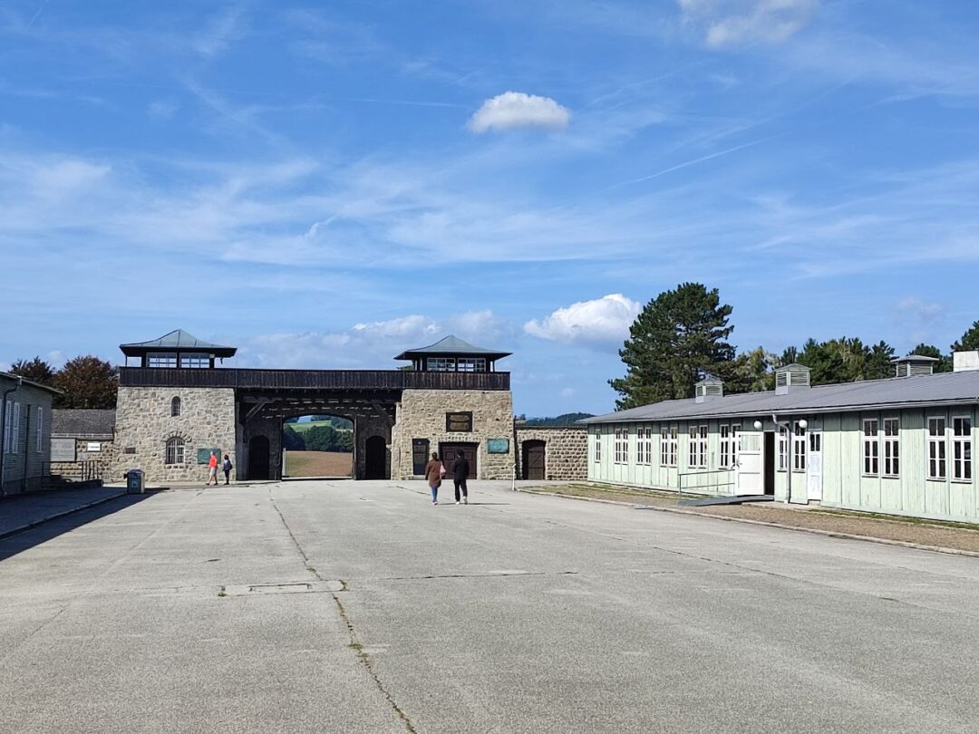 Internationale Jugendaustausche mit Fokus auf die Geschichte des Nationalsozialismus: Anne-Frank-Haus besucht Mauthausen